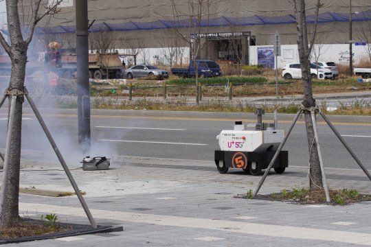 무인순찰 중이던 5G 자율주행로봇이 연기를 감지하고 경보를 울리고 있다. LG유플러스 제공